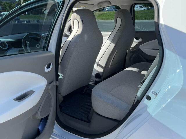 Белый Рено Зое, объемом двигателя 0 л и пробегом 61 тыс. км за 7900 $, фото 4 на Automoto.ua
