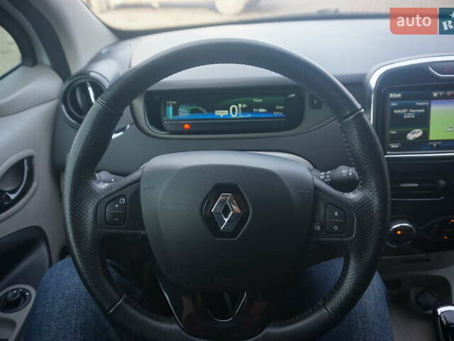 Белый Рено Зое, объемом двигателя 0 л и пробегом 86 тыс. км за 7200 $, фото 30 на Automoto.ua