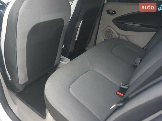 Белый Рено Зое, объемом двигателя 0 л и пробегом 86 тыс. км за 7200 $, фото 46 на Automoto.ua