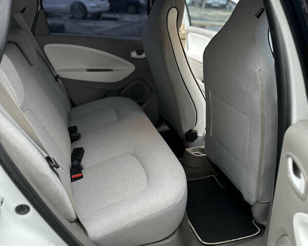 Белый Рено Зое, объемом двигателя 0 л и пробегом 115 тыс. км за 7300 $, фото 11 на Automoto.ua