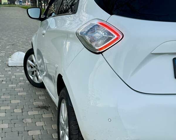 Белый Рено Зое, объемом двигателя 0 л и пробегом 147 тыс. км за 5999 $, фото 2 на Automoto.ua