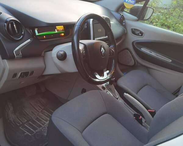 Білий Рено Зое, об'ємом двигуна 0 л та пробігом 131 тис. км за 6300 $, фото 12 на Automoto.ua