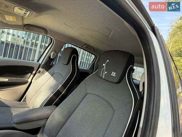 Белый Рено Зое, объемом двигателя 0 л и пробегом 48 тыс. км за 8300 $, фото 40 на Automoto.ua