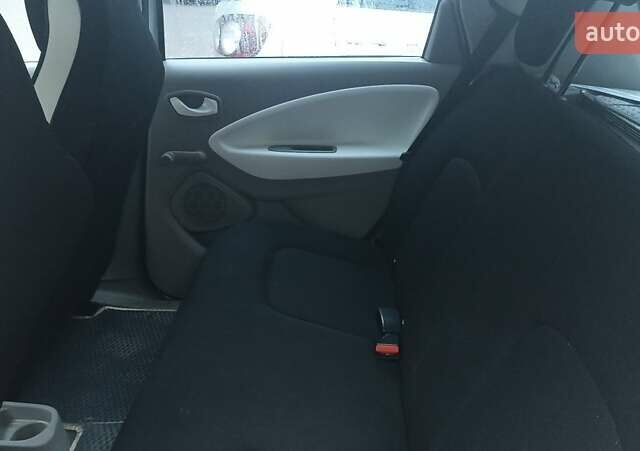 Белый Рено Зое, объемом двигателя 0 л и пробегом 120 тыс. км за 6600 $, фото 6 на Automoto.ua