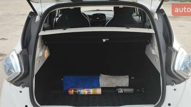 Белый Рено Зое, объемом двигателя 0 л и пробегом 94 тыс. км за 7600 $, фото 7 на Automoto.ua