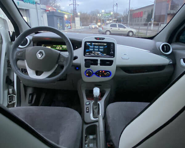 Белый Рено Зое, объемом двигателя 0 л и пробегом 159 тыс. км за 7550 $, фото 11 на Automoto.ua