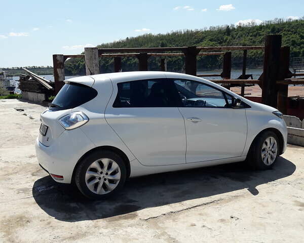 Белый Рено Зое, объемом двигателя 0 л и пробегом 97 тыс. км за 7990 $, фото 1 на Automoto.ua