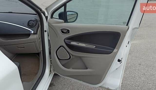 Белый Рено Зое, объемом двигателя 0 л и пробегом 95 тыс. км за 6900 $, фото 16 на Automoto.ua