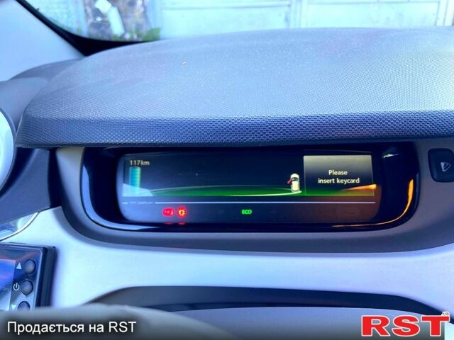 Белый Рено Зое, объемом двигателя 60 л и пробегом 97 тыс. км за 5999 $, фото 8 на Automoto.ua