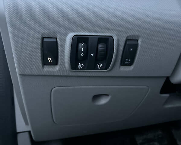 Белый Рено Зое, объемом двигателя 0 л и пробегом 159 тыс. км за 7600 $, фото 23 на Automoto.ua