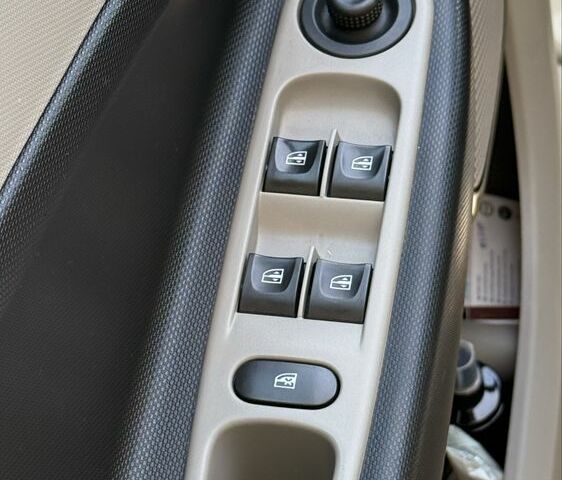 Белый Рено Зое, объемом двигателя 0 л и пробегом 79 тыс. км за 7522 $, фото 6 на Automoto.ua
