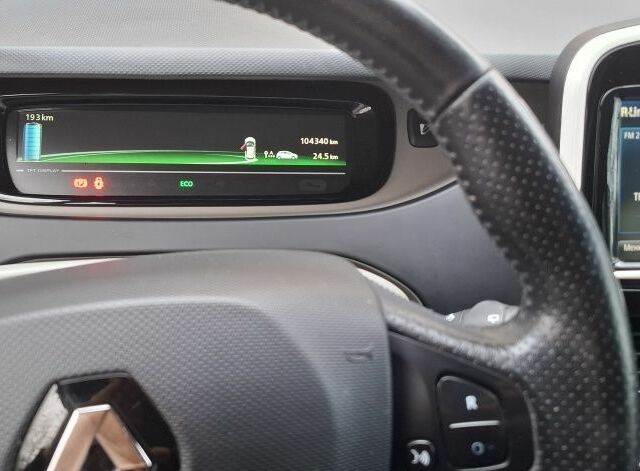 Белый Рено Зое, объемом двигателя 0 л и пробегом 106 тыс. км за 6300 $, фото 10 на Automoto.ua