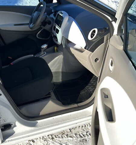 Білий Рено Зое, об'ємом двигуна 0 л та пробігом 46 тис. км за 7000 $, фото 11 на Automoto.ua