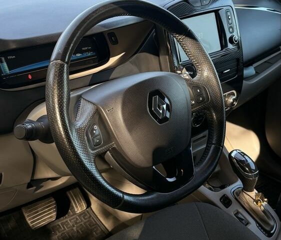 Белый Рено Зое, объемом двигателя 0 л и пробегом 79 тыс. км за 7522 $, фото 9 на Automoto.ua
