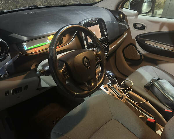 Белый Рено Зое, объемом двигателя 0 л и пробегом 162 тыс. км за 6500 $, фото 7 на Automoto.ua