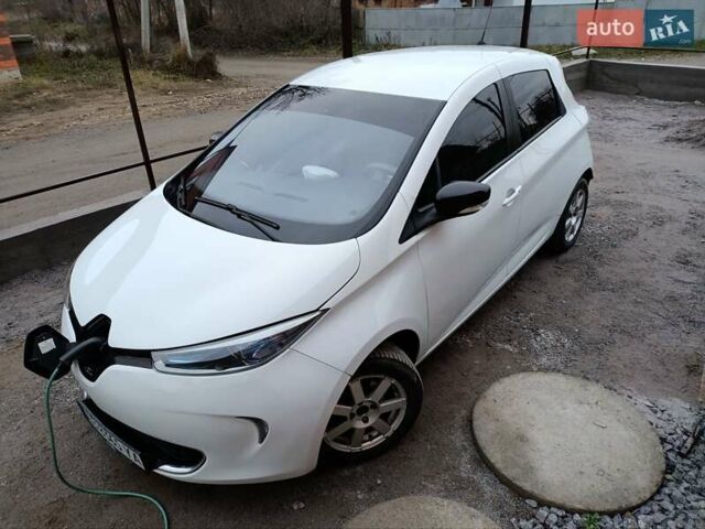Белый Рено Зое, объемом двигателя 0 л и пробегом 240 тыс. км за 5999 $, фото 18 на Automoto.ua