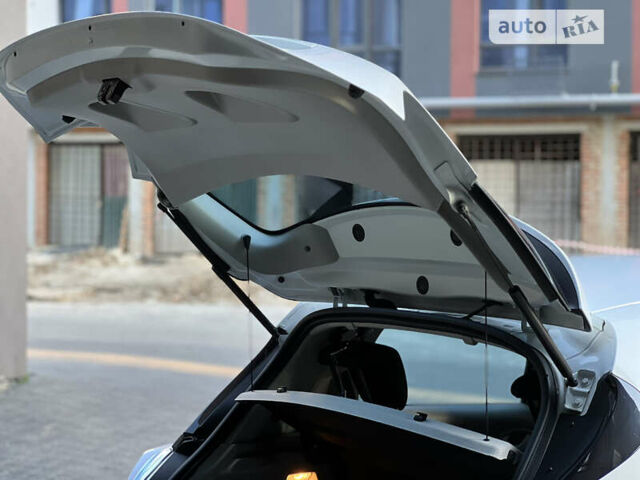 Белый Рено Зое, объемом двигателя 0 л и пробегом 100 тыс. км за 7100 $, фото 58 на Automoto.ua