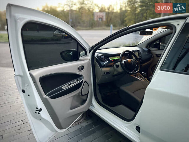Белый Рено Зое, объемом двигателя 0 л и пробегом 127 тыс. км за 7150 $, фото 29 на Automoto.ua