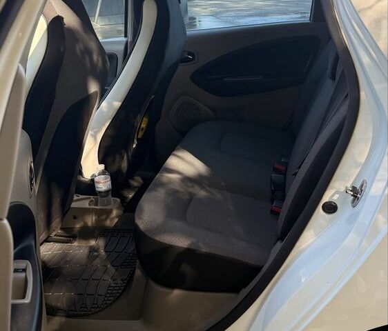 Белый Рено Зое, объемом двигателя 0 л и пробегом 79 тыс. км за 7522 $, фото 4 на Automoto.ua