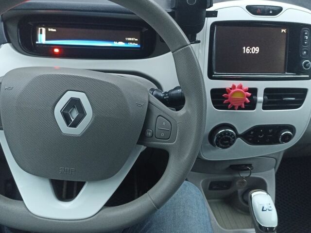 Белый Рено Зое, объемом двигателя 0 л и пробегом 120 тыс. км за 6600 $, фото 6 на Automoto.ua