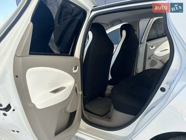 Белый Рено Зое, объемом двигателя 0 л и пробегом 102 тыс. км за 6200 $, фото 6 на Automoto.ua
