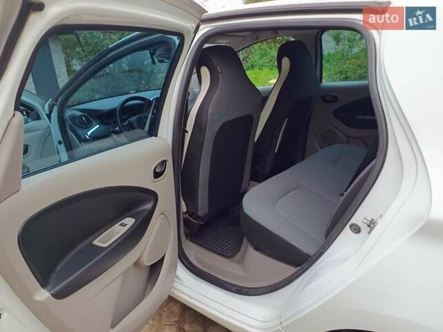 Белый Рено Зое, объемом двигателя 0 л и пробегом 231 тыс. км за 5900 $, фото 12 на Automoto.ua