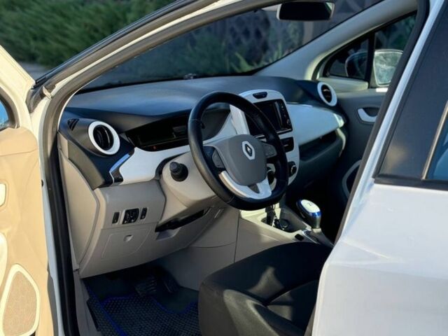 Белый Рено Зое, объемом двигателя 0 л и пробегом 98 тыс. км за 5250 $, фото 6 на Automoto.ua