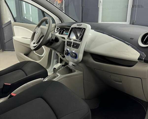 Белый Рено Зое, объемом двигателя 0 л и пробегом 89 тыс. км за 6700 $, фото 18 на Automoto.ua
