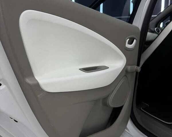 Белый Рено Зое, объемом двигателя 0 л и пробегом 89 тыс. км за 6700 $, фото 17 на Automoto.ua