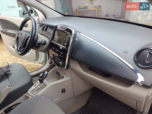 Белый Рено Зое, объемом двигателя 0 л и пробегом 231 тыс. км за 5900 $, фото 25 на Automoto.ua