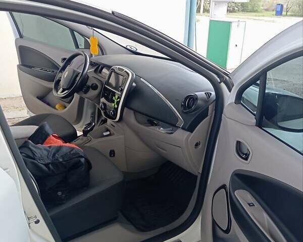 Белый Рено Зое, объемом двигателя 0 л и пробегом 143 тыс. км за 7000 $, фото 3 на Automoto.ua