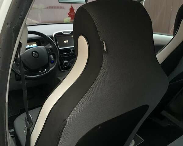 Білий Рено Зое, об'ємом двигуна 0 л та пробігом 68 тис. км за 5800 $, фото 17 на Automoto.ua