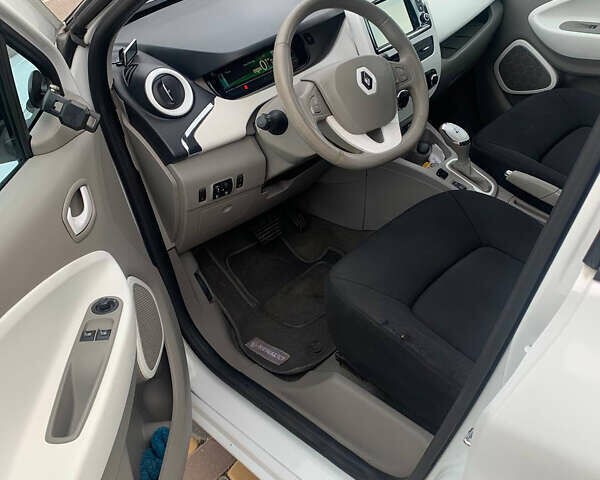 Белый Рено Зое, объемом двигателя 0 л и пробегом 126 тыс. км за 6700 $, фото 7 на Automoto.ua