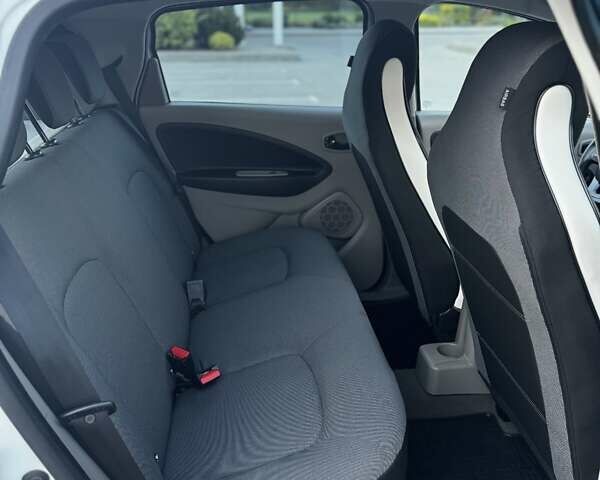 Белый Рено Зое, объемом двигателя 0 л и пробегом 99 тыс. км за 6700 $, фото 26 на Automoto.ua