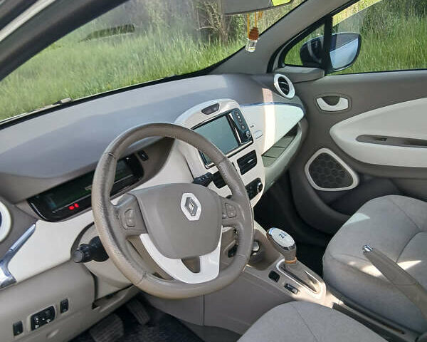 Белый Рено Зое, объемом двигателя 0 л и пробегом 121 тыс. км за 7900 $, фото 9 на Automoto.ua