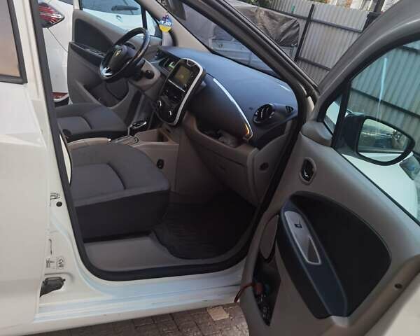 Білий Рено Зое, об'ємом двигуна 0 л та пробігом 131 тис. км за 6300 $, фото 14 на Automoto.ua