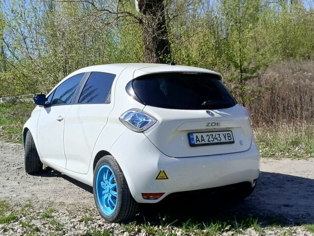 Белый Рено Зое, объемом двигателя 0 л и пробегом 145 тыс. км за 4999 $, фото 2 на Automoto.ua