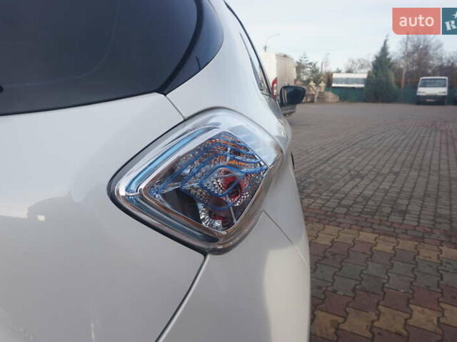 Белый Рено Зое, объемом двигателя 0 л и пробегом 86 тыс. км за 7200 $, фото 23 на Automoto.ua