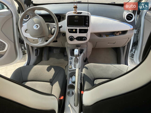 Белый Рено Зое, объемом двигателя 0 л и пробегом 93 тыс. км за 7150 $, фото 2 на Automoto.ua