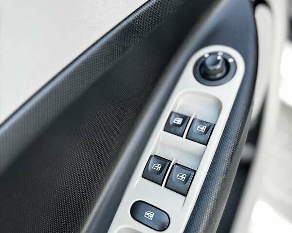 Белый Рено Зое, объемом двигателя 0 л и пробегом 98 тыс. км за 6700 $, фото 20 на Automoto.ua