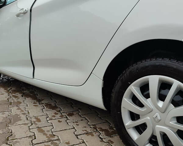 Белый Рено Зое, объемом двигателя 0 л и пробегом 98 тыс. км за 6200 $, фото 3 на Automoto.ua
