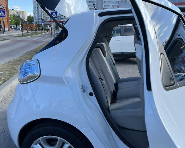 Белый Рено Зое, объемом двигателя 0 л и пробегом 61 тыс. км за 7900 $, фото 15 на Automoto.ua