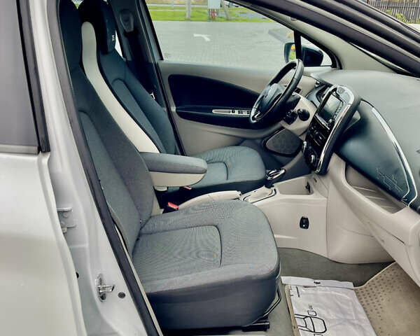 Белый Рено Зое, объемом двигателя 0 л и пробегом 124 тыс. км за 7000 $, фото 17 на Automoto.ua