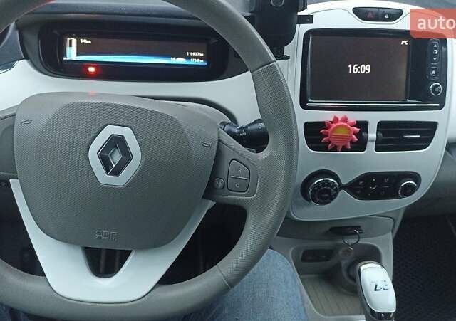 Белый Рено Зое, объемом двигателя 0 л и пробегом 120 тыс. км за 6600 $, фото 5 на Automoto.ua