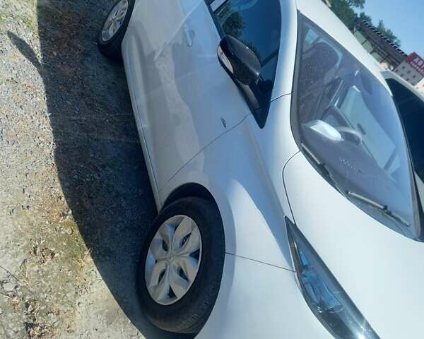 Белый Рено Зое, объемом двигателя 0 л и пробегом 110 тыс. км за 6100 $, фото 2 на Automoto.ua