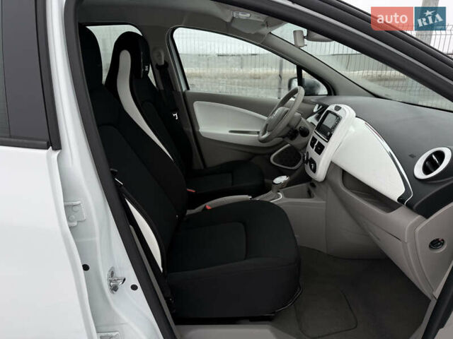 Белый Рено Зое, объемом двигателя 0 л и пробегом 66 тыс. км за 6999 $, фото 11 на Automoto.ua