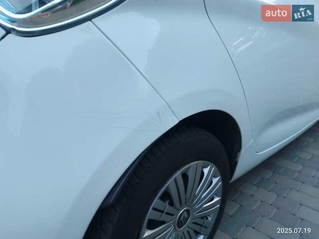 Белый Рено Зое, объемом двигателя 0 л и пробегом 152 тыс. км за 6999 $, фото 11 на Automoto.ua