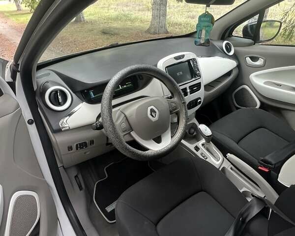 Белый Рено Зое, объемом двигателя 0 л и пробегом 108 тыс. км за 7400 $, фото 7 на Automoto.ua