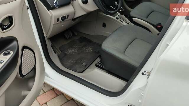 Білий Рено Зое, об'ємом двигуна 0 л та пробігом 50 тис. км за 7950 $, фото 8 на Automoto.ua