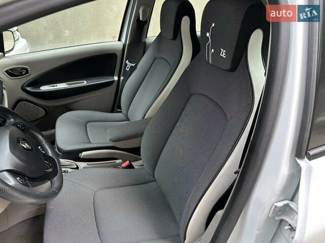 Білий Рено Зое, об'ємом двигуна 0 л та пробігом 134 тис. км за 6399 $, фото 7 на Automoto.ua